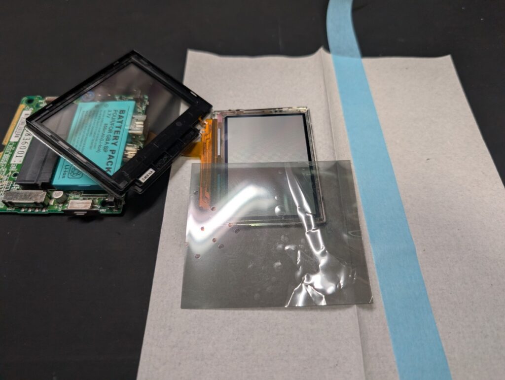 GBASPの液晶に偏光フィルムをあてがって見え方を確認している時の写真