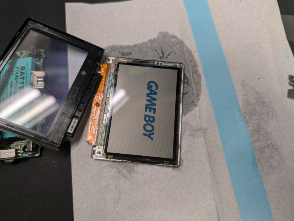 GBASPの液晶に新しい偏光フィルムを貼り付けた後の写真
