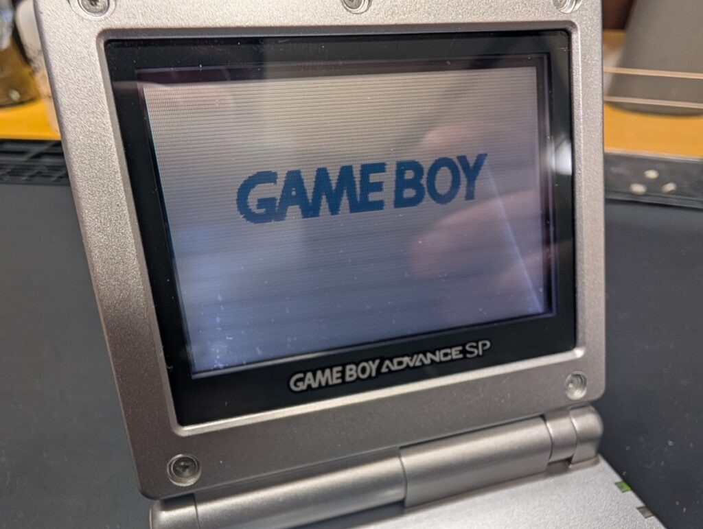 GBASPの組み立て後の写真
導光板部分に汚れがある様子