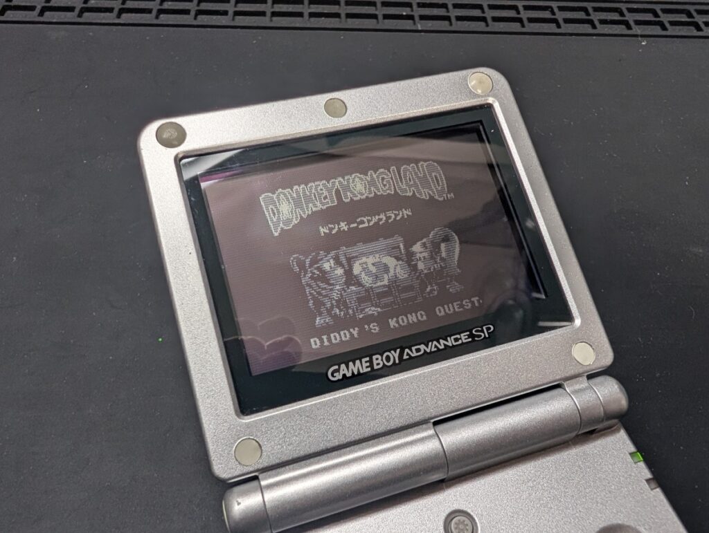 GBASPの偏光フィルム交換後の動作確認時の写真
ゲームボーイカセットを起動している様子