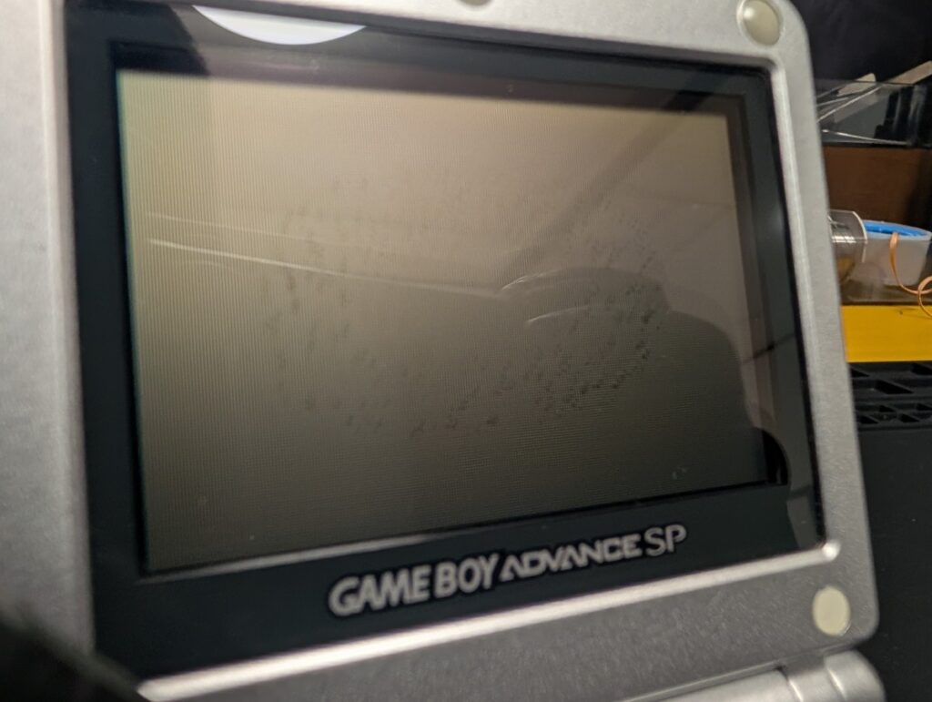 GBASP本体の画面の写真
黒いシミ部分の接写
