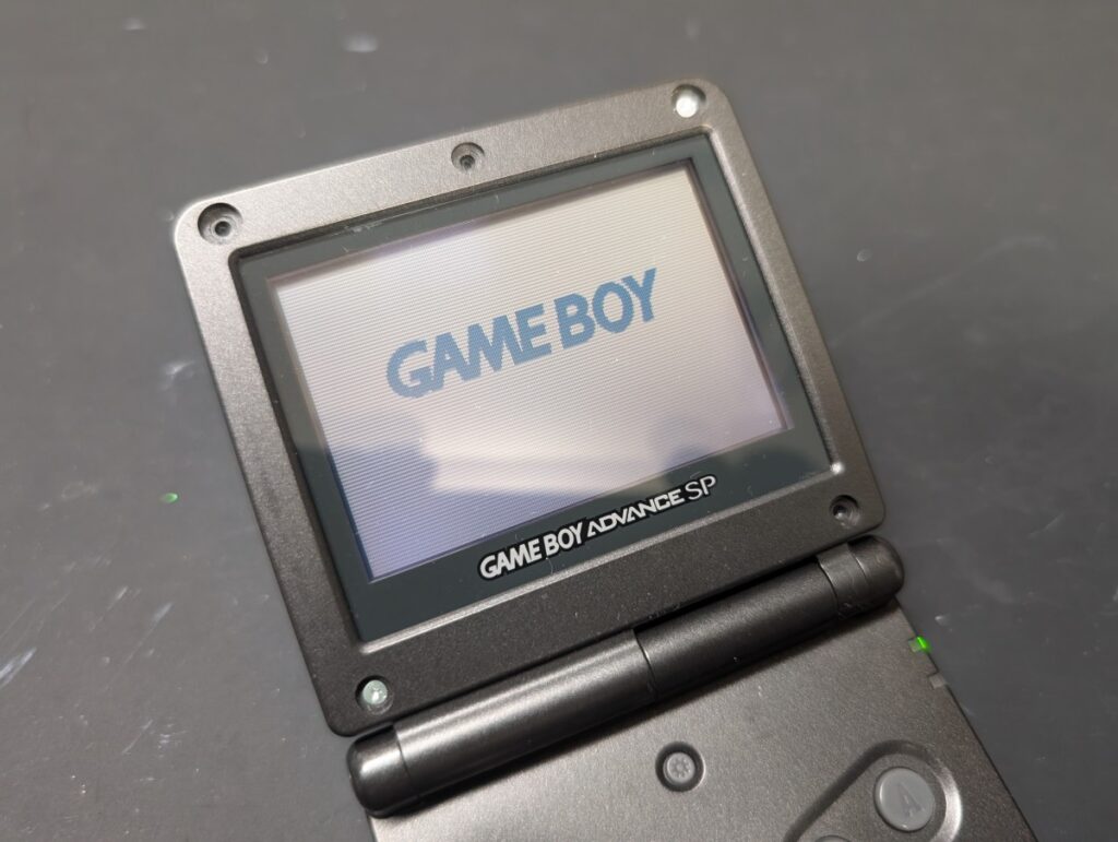 GBASPの液晶交換後の動作確認時の様子