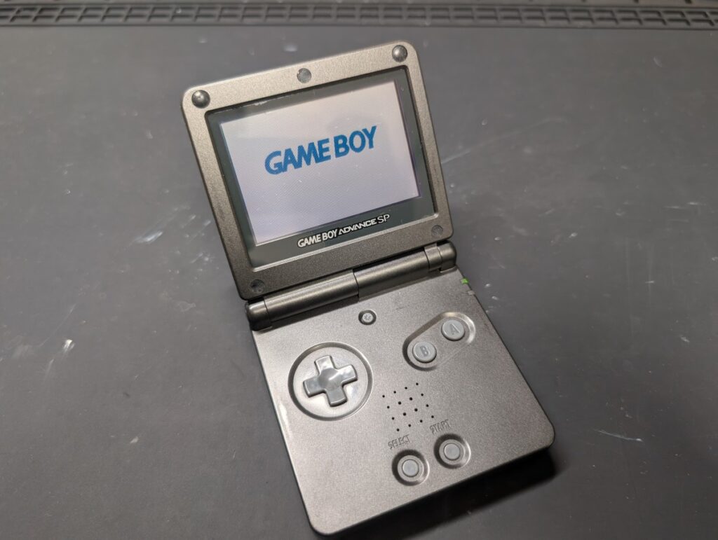 GBASPの液晶交換後の動作確認時の様子