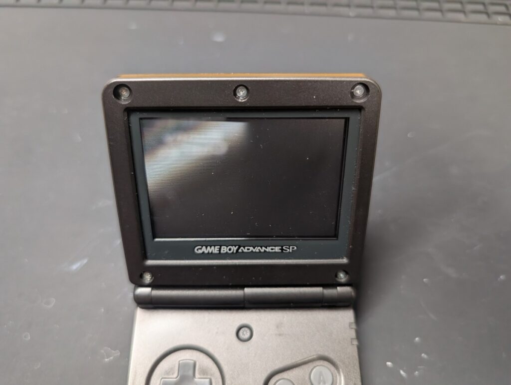 GBASPの上画面のラバーとネジを外している最中の写真