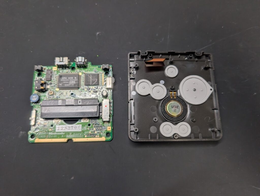 GBASPの基板を外装から取り外した後の写真