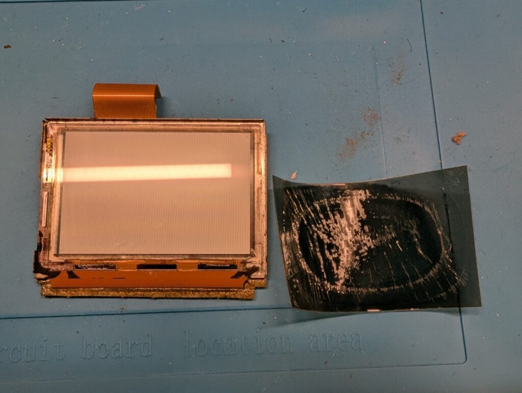 GBAの劣化した偏光フィルムを剥がした後の写真