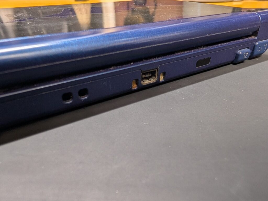 NEW3DSLLの充電ポートの写真
純正充電口