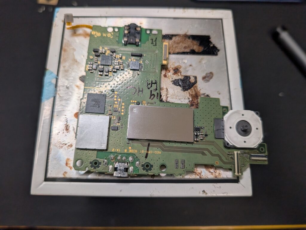 NEW3DSLLの基板。
修理前の様子
