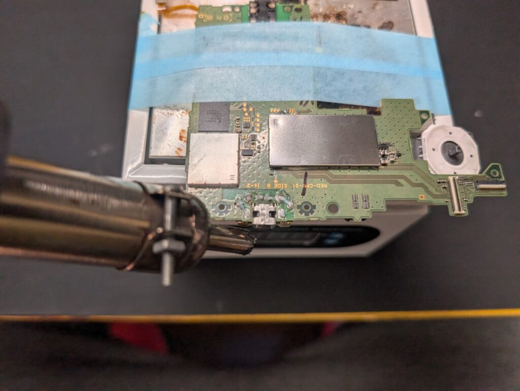 NEW3DSLLの基板を台の上に固定して、ホットエアーで加熱する前の写真