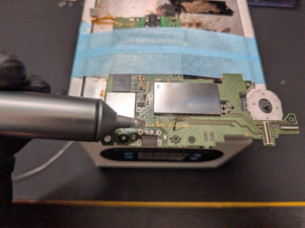 NEW3DSLLの充電ポートに残ったハンダを除去する前の写真