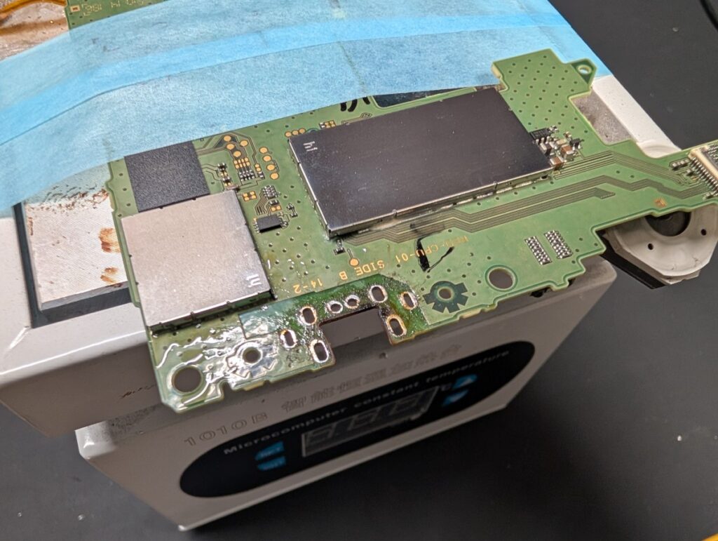 NEW3DSLLの充電ポートに残ったハンダを除去した後の写真