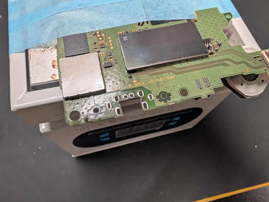 NEW3DSLLの充電ポート取り付け面を清掃した後の写真