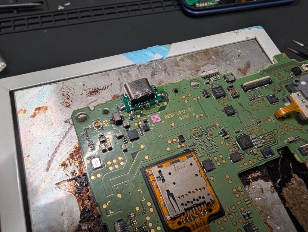 NEW3DSLLにタイプC充電ポートを取り付けた後の写真