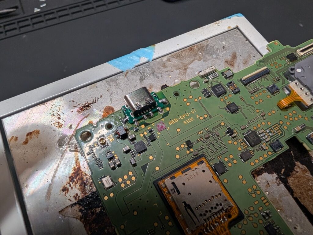 NEW3DSLLの基板にタイプCポートを取り付け後の写真