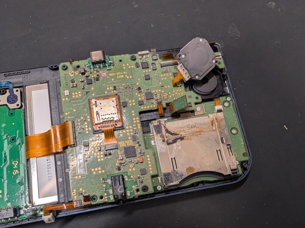 タイプCポート化されたNEW3DSLLの基板を本体に戻した際の写真