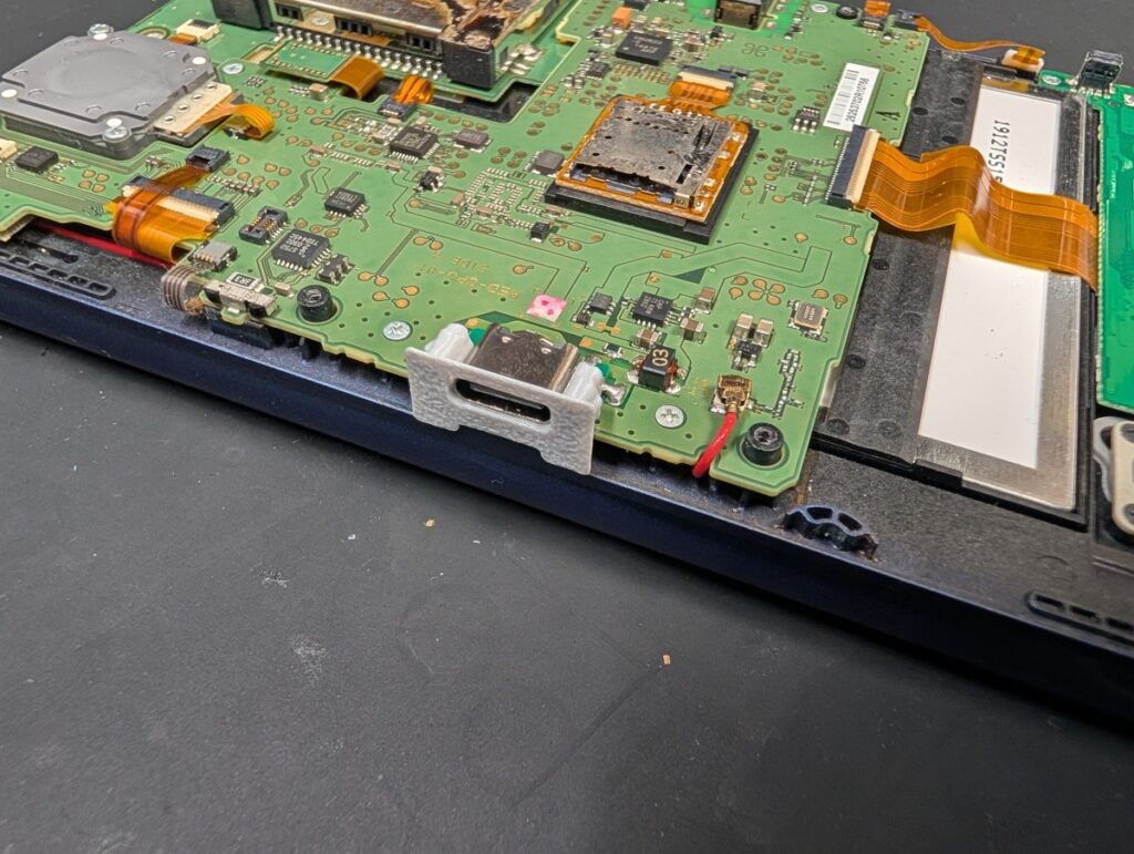 タイプCポート化されたNEW3DSLLの基板を元に戻して、スペーサーに合わせているときの様子