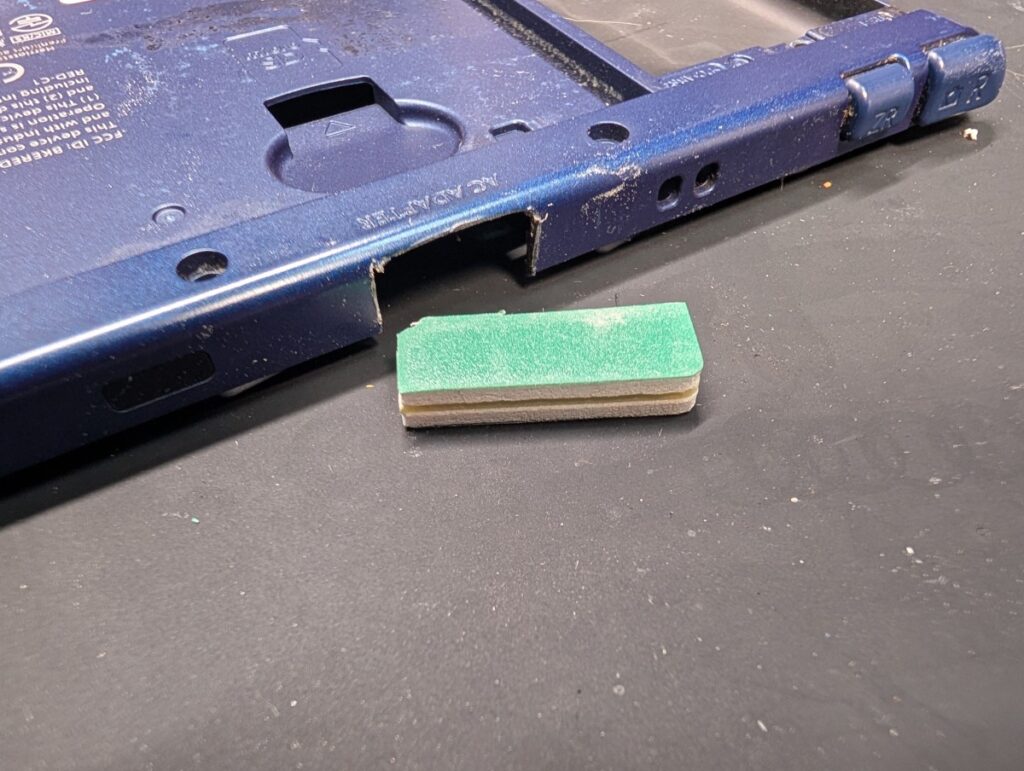 NEW3DSLLの充電口を加工中の様子