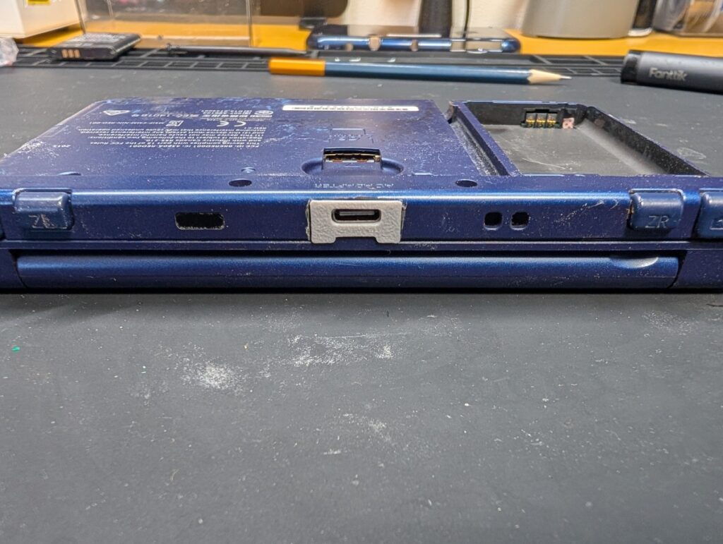 NEW3DSLLの充電口を加工後の様子