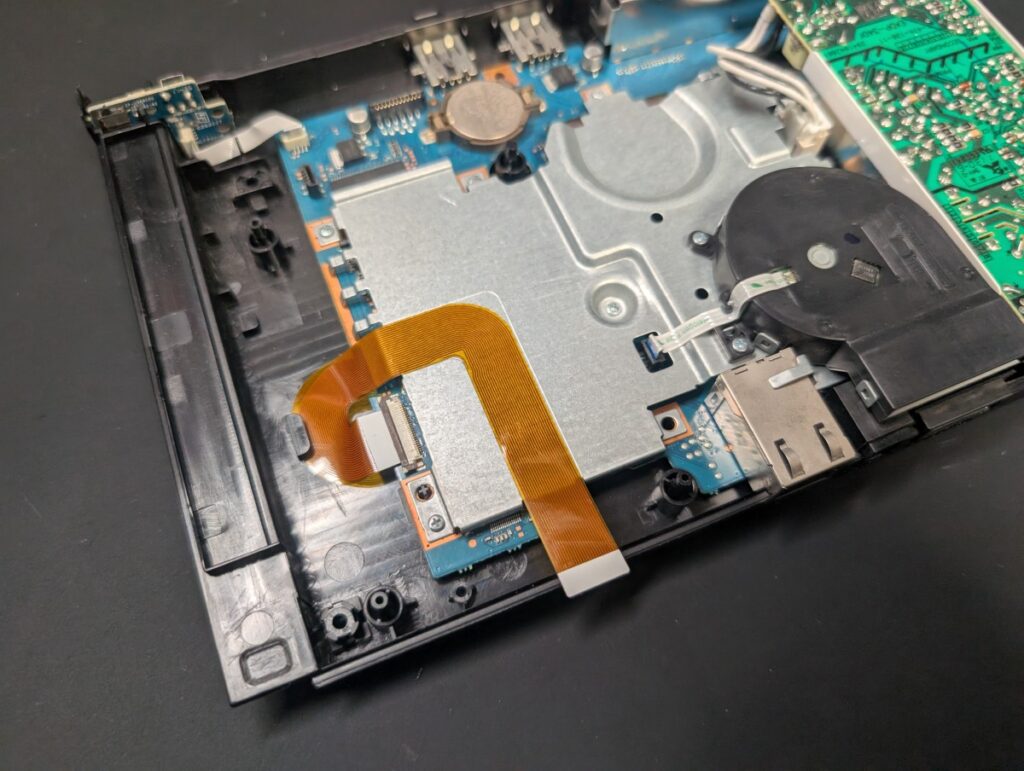 SCPH-90000に新しいフレキシブルケーブルを取り付けた後の写真