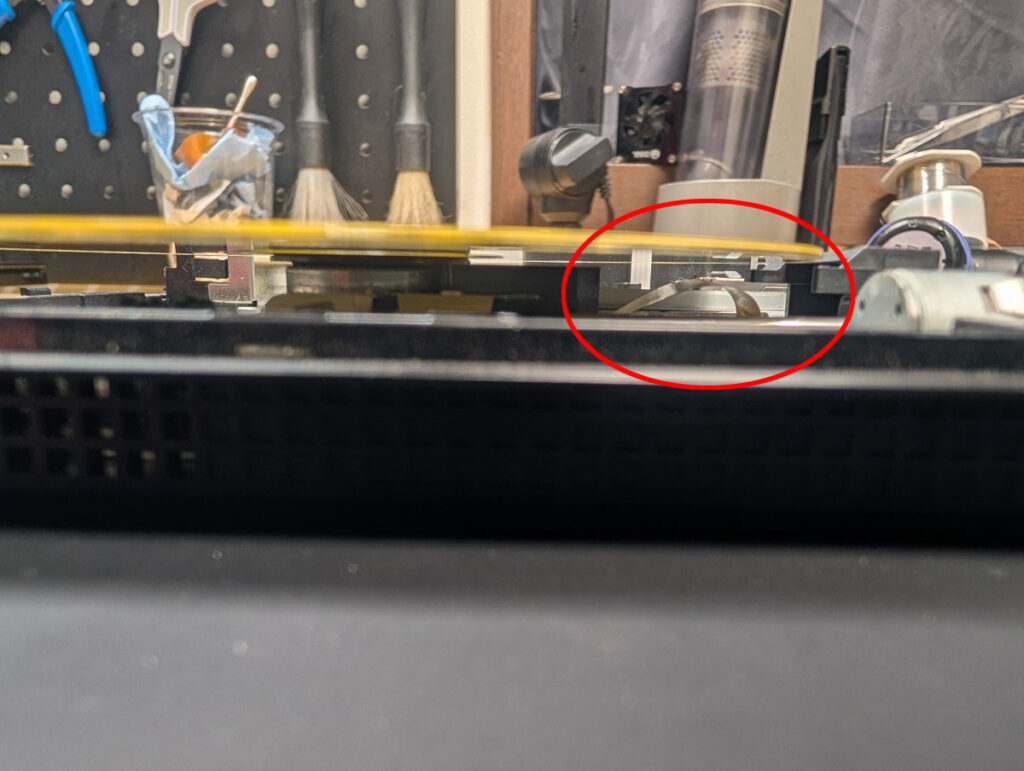 SCPH-90000のフレキシブルケーブルとゲームディスクがどう接触するのかを撮影した写真