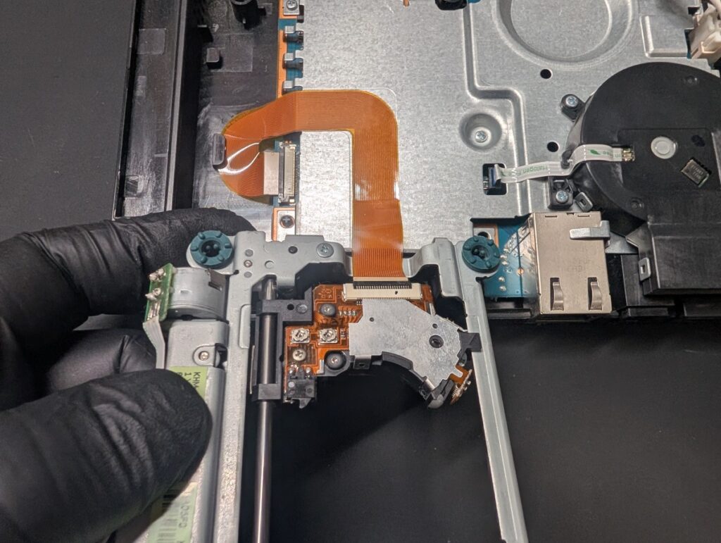 SCPH-90000の劣化したフレキシブルケーブルとドライブの写真
分解時の様子