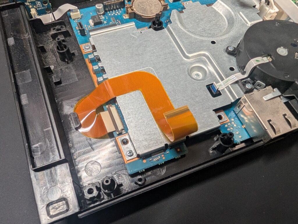 SCPH-90000の劣化して浮き上がりが発生したフレキシブルケーブルの写真
交換前