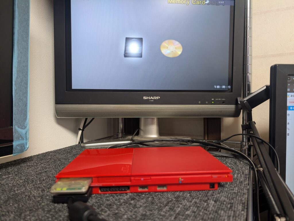 SCPH-90000本体と、テレビ画面の写真
ディスクとメモリーカードを読み込んでいる画面