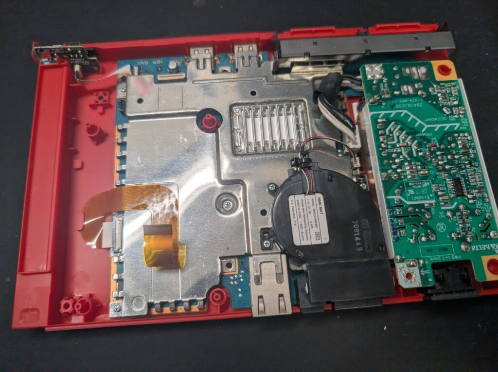 SCPH-90000の内部の写真
ドライブを外した後