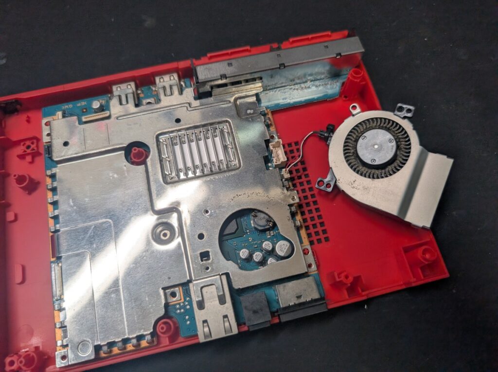 SCPH-90000内部の写真
電源基板や、冷却ファンを外している最中の様子