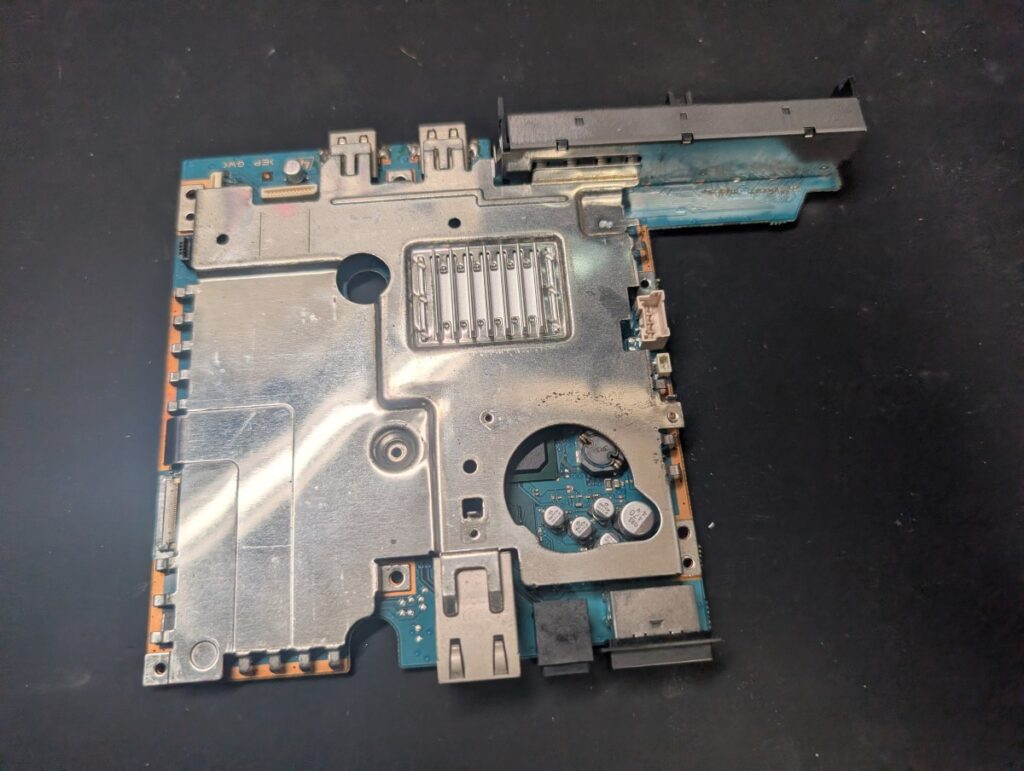 SCPH-90000のメイン基板
シールドプレートを外す前