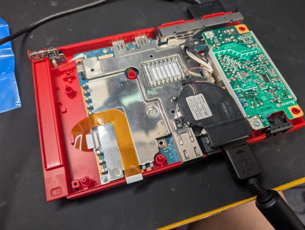 SCPH-90000のピックアップレンズフレキシブルケーブルを交換した後の写真