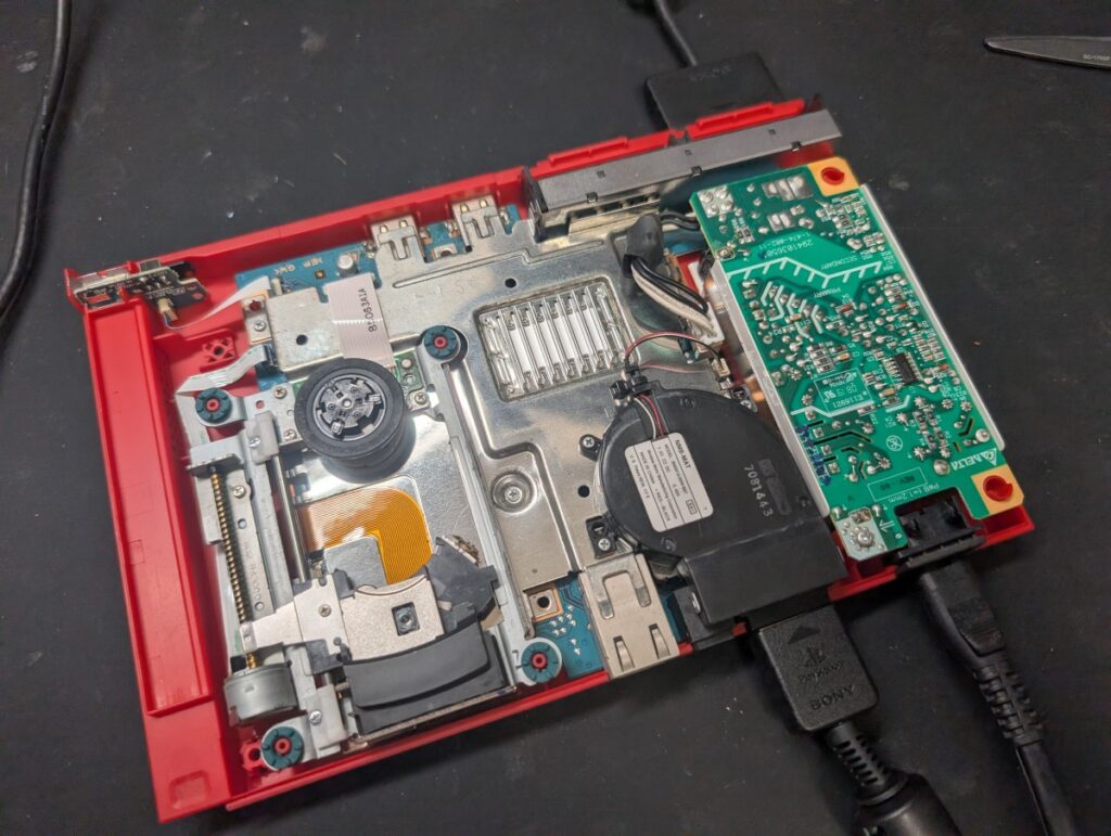 SCPH-90000の修理後の動作確認の様子