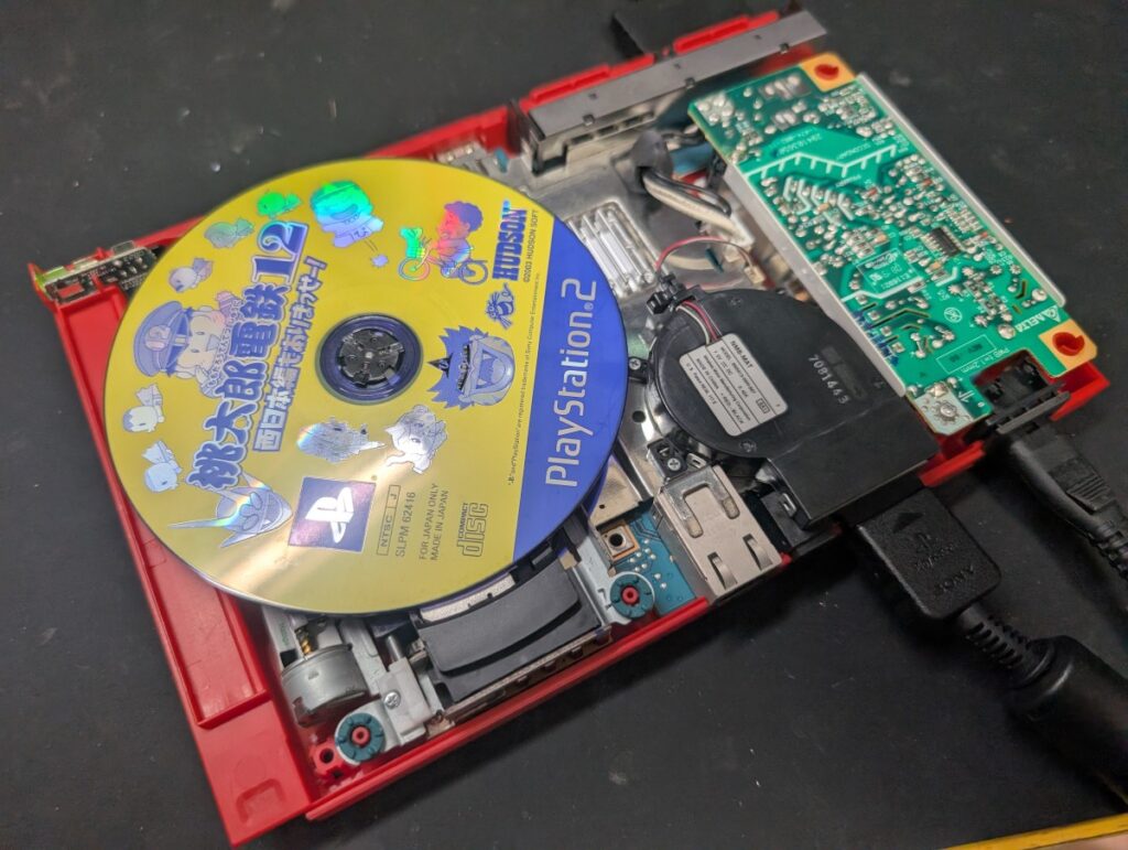 SCPH-90000の修理後の動作確認の様子
ディスクをセットした後