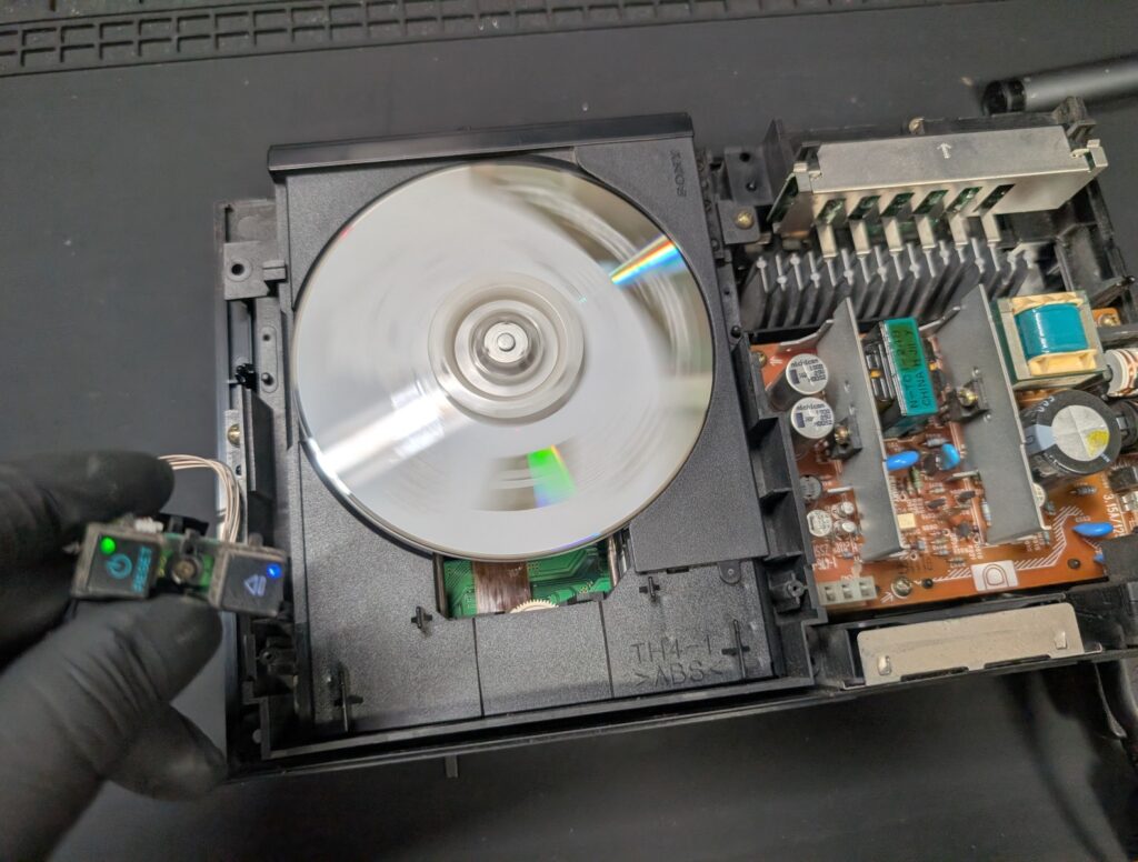 SCPH-18000のピックアップレンズ交換後の動作確認時の写真