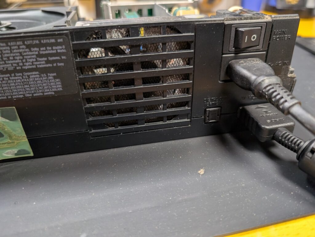 SCPH-18000のホコリが詰まった冷却ファンの写真