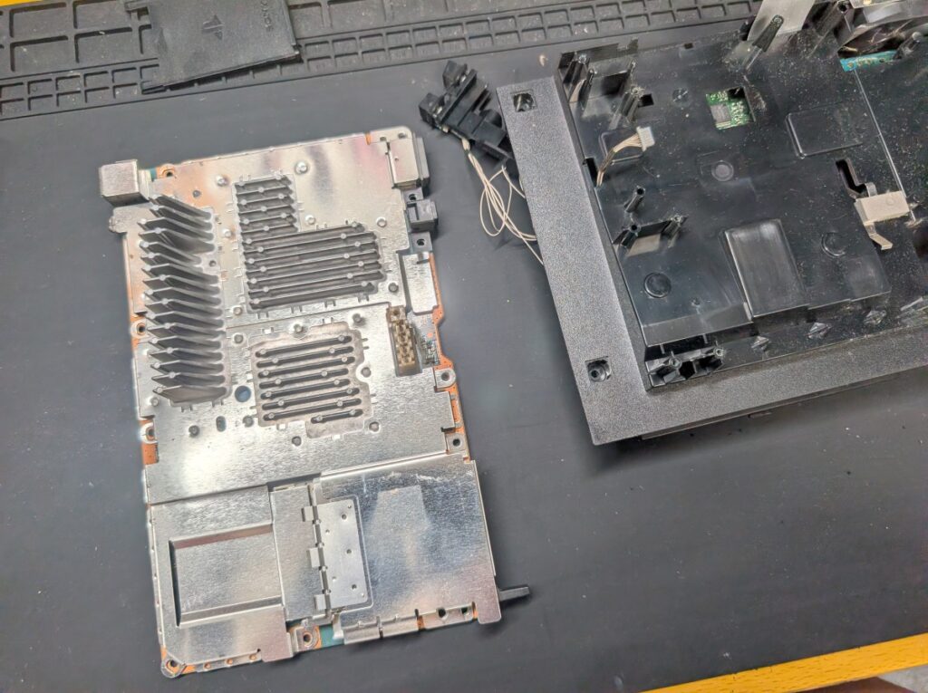 SCPH-18000の中部外装と、基板のシールドプレートの写真