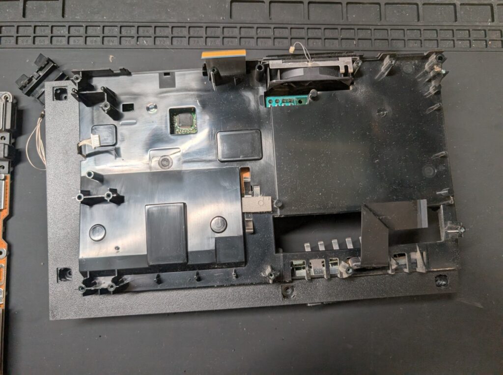 SCPH-18000の中部外装の写真