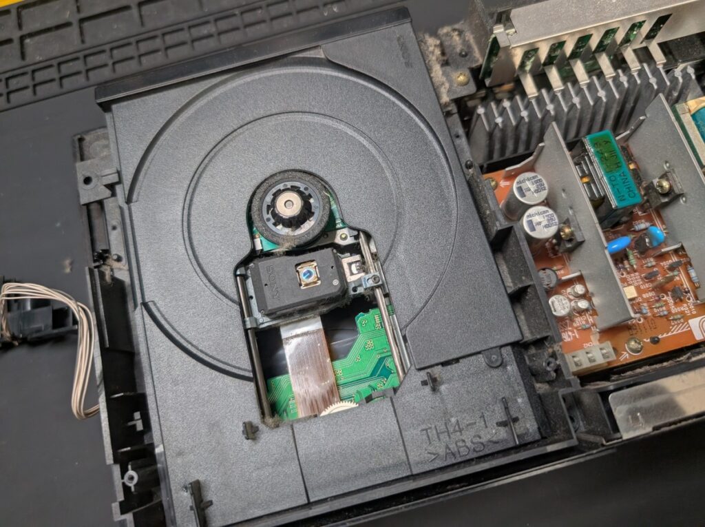 SCPH-18000のディスクトレイの上部カバーを外した時の写真
