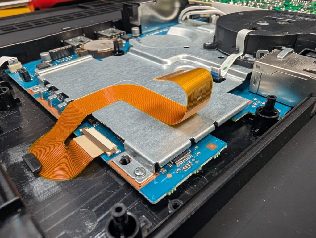 SCPH-90000の劣化して沿ったフレキシブルケーブルの写真