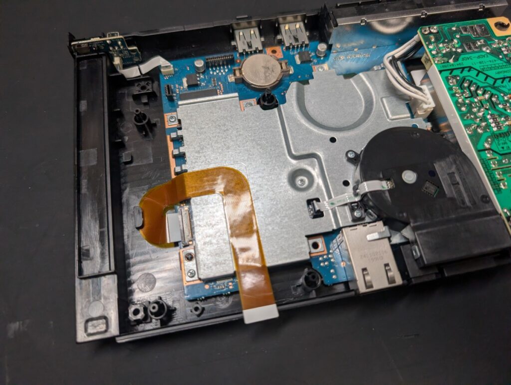 SCPH-90000のピックアップレンズフレキシブルケーブルの交換後の写真