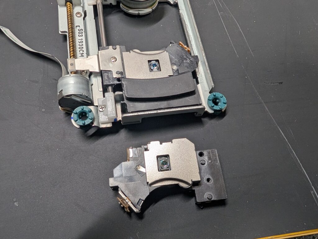 SCPH-90000のピックアップレンズ交換時の写真
新しいレンズと古いレンズ