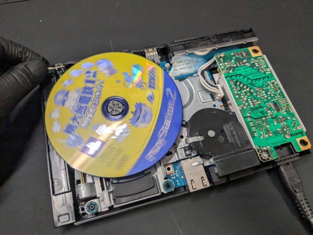 SCPH-90000の修理後の動作確認時の写真
分解したままの状態で本体を起動させて読み込み点検を行っているときの写真