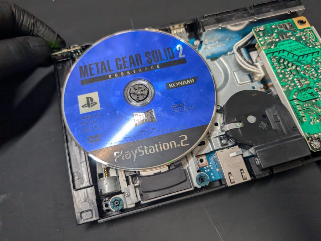SCPH-90000の修理後の動作確認時の写真
分解したままの状態で本体を起動させて読み込み点検を行っているときの写真