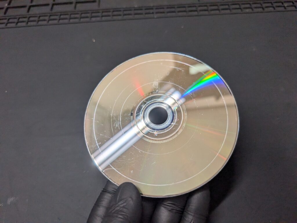 円形に傷がついたゲームディスクの写真