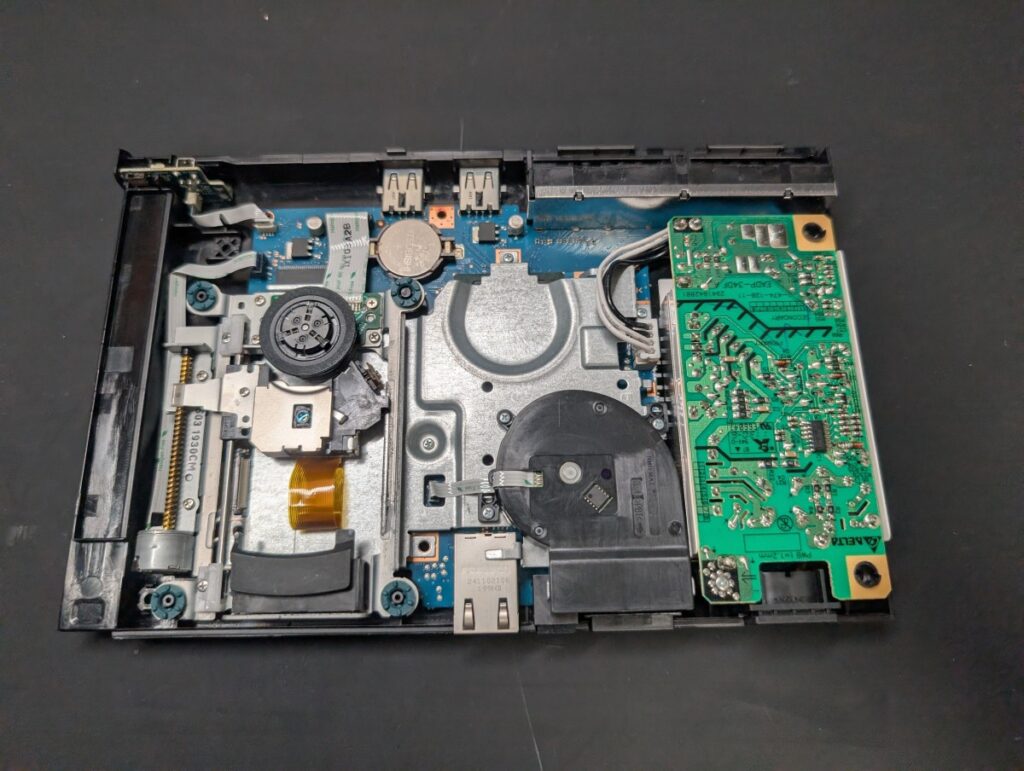 SCPH-90000のピックアップレンズ交換前の写真
本体内部の写真