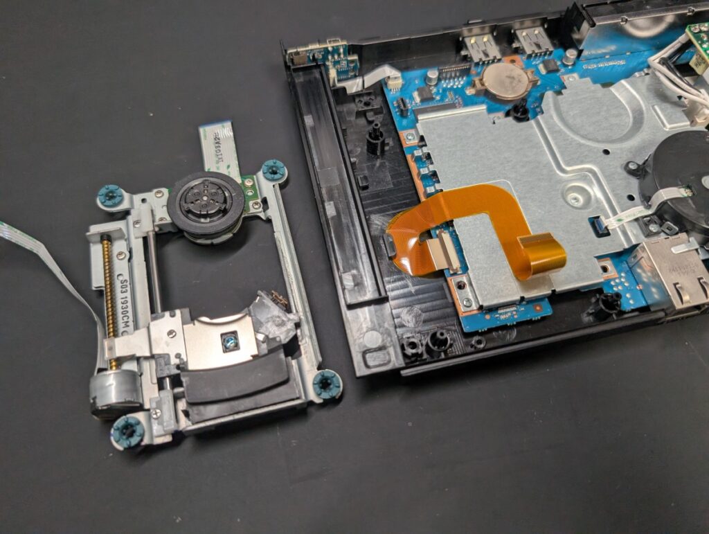 SCPH-90000のドライブを本体から外した後の写真