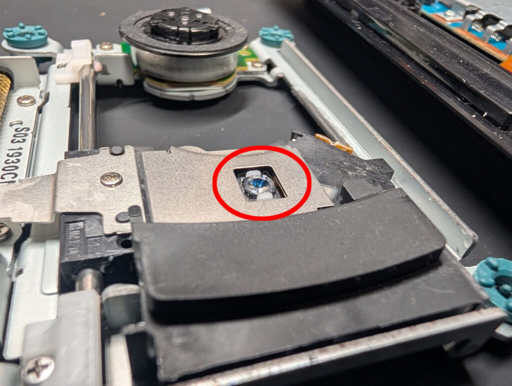 SCPH-90000のピックアップレンズの写真
ディスクと接触していた部分を示した画像