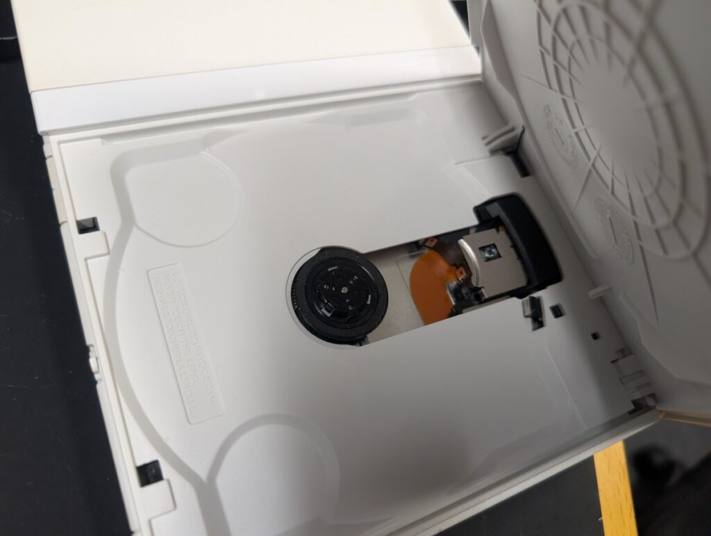 スリム型PS2のピックアップレンズ部分の写真
