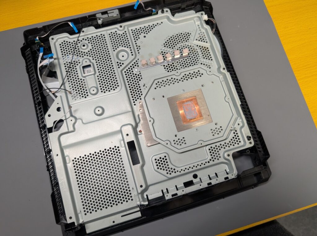CUH-7000Bのメイン基板裏のシールドプレートの写真