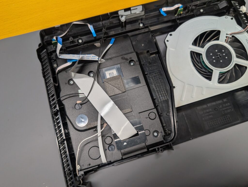 CUH-7000Bのディスクドライブの写真